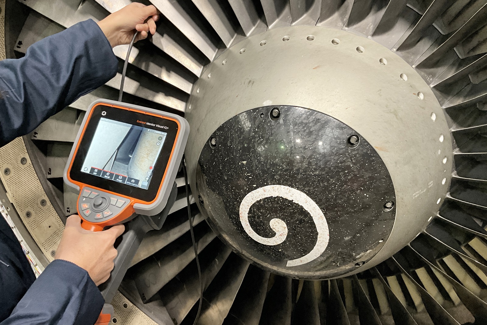 使用孔探儀檢查航空發(fā)動(dòng)機(jī)